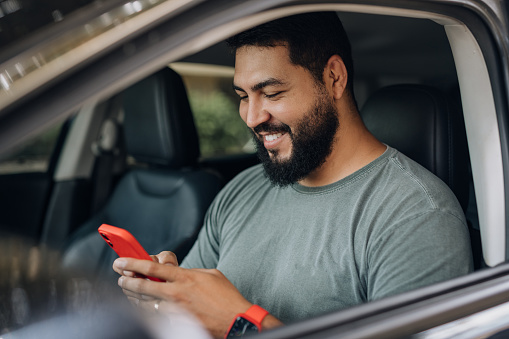 Parked driver consulting APP on smartphone