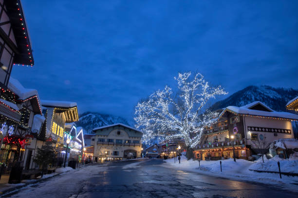 голубой час в городе ливенворт зимой, вашингтон, сша - tree leavenworth snow sky стоковые фото и изображения