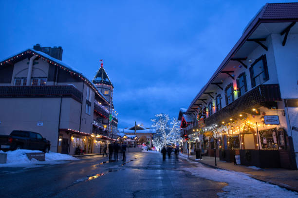 ora blu nella città di leavenworth in inverno, washington, usa - leavenworth foto e immagini stock