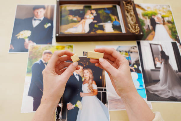 istock printed wedding photos, a wooden box and hands with a flash drive 1456712824