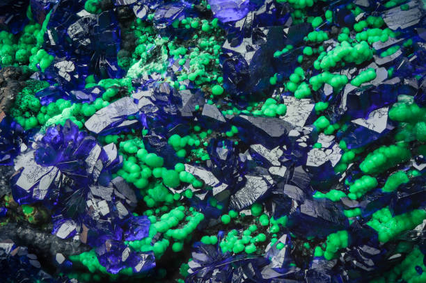 cristal azul azurite na malaquita verde - rock malachite rough crystal - fotografias e filmes do acervo