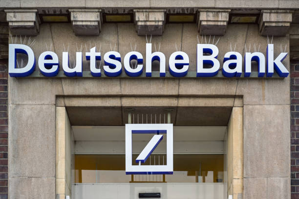 독일 뤼벡 트라베문데, 2023년 1월 15일: 역사적인 건물에 글자와 표지판이 있는 도이체방크(독일 은행을 의미) 포털, 편지에 비둘기 및 기타 새에 대한 스파이크 - deutsche bank 뉴스 사진 이미지