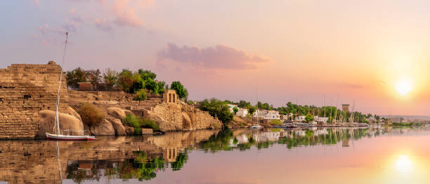 città di assuan in egitto, splendido scenario del tramonto del fiume nilo - fiume nilo foto e immagini stock