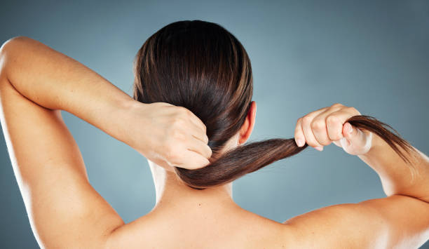 Salon hair, healthy and back view of woman with natural hair growth, beauty routine or luxury cosmetics treatment. Spa hairstyle transformation, balayage shine and model with clean shampoo hair care cabello de salón, vista sana y trasera de la mujer con crecimiento natural del cabello, rutina de belleza o tratamiento de cosméticos de lujo. transformación del peinado de spa, brillo balayage y modelo con champú limpio cuidado del cabello