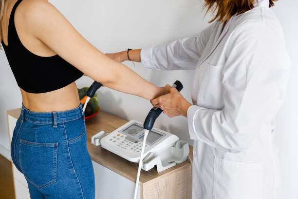 kuvapankkikuvat ja rojaltivapaat kuvat aiheesta tunnistamaton ravitsemusterapeutin painotuspotilas kehon analysaattorilla klinikalla - composition