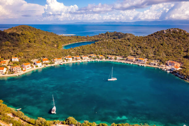 velero en pasadur, isla lastovo, dalmacia, croacia desde drone - morning croatia blue sea fotografías e imágenes de stock