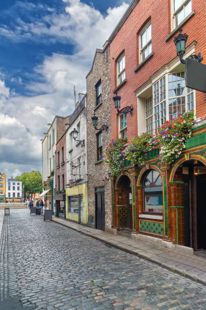 temple bar street, dublin, irlande - dublin ireland photos et images de collection