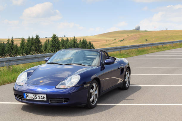 roadster azul porsche boxster 986 con panorama wasserkuppe y cúpula de radar en las montañas rhön. - germany landscape nissan roadster fotografías e imágenes de stock