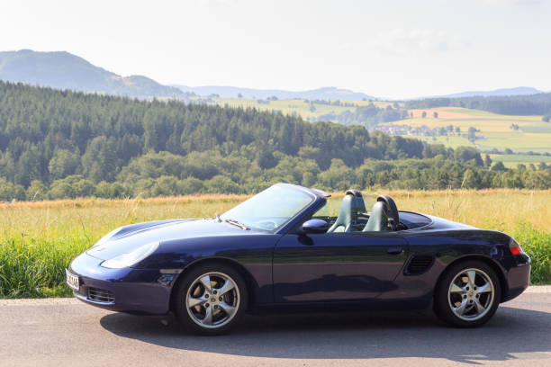 niebieski roadster porsche boxster 986 z panoramą gór rhön. - germany landscape nissan roadster zdjęcia i obrazy z banku zdjęć