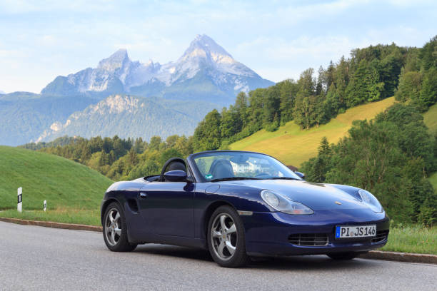 niebieski roadster porsche boxster 986 z górą watzmann i panoramą mgły. - germany landscape nissan roadster zdjęcia i obrazy z banku zdjęć