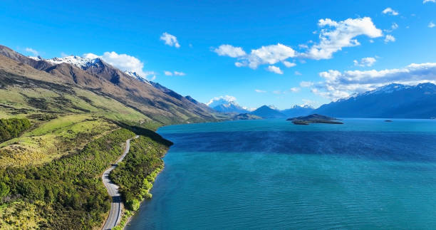 la carretera costera, playa de arena y mar abierto en temporada de verano naturaleza recuperada medio ambiente y antecedentes de viaje - new zealand fotos fotografías e imágenes de stock