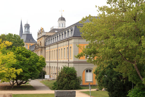 palazzo elettorale (kurfürstliches schloss) e oggi edificio principale dell'università di bonn, germania - electoral palace foto e immagini stock