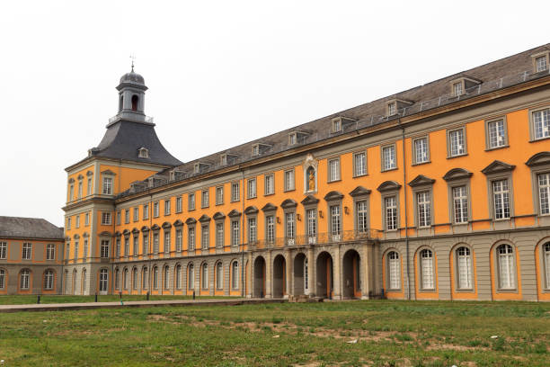 palácio eleitoral (kurfürstliches schloss) e hoje edifício principal da universidade de bonn, alemanha - electoral palace - fotografias e filmes do acervo