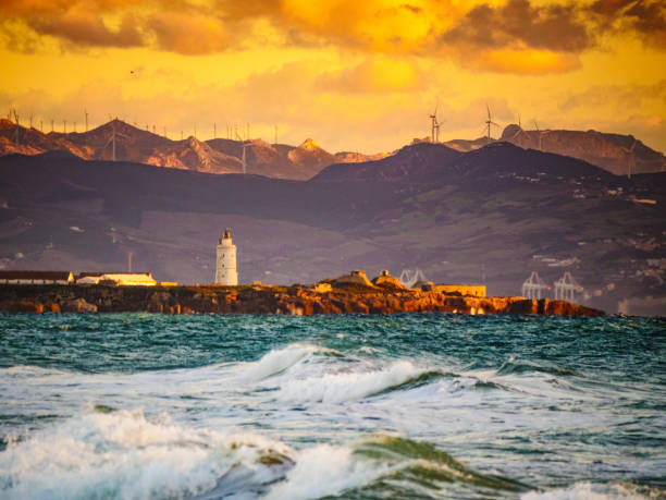 meeresküste und tarifa stadt an der skyline, spanien - tarifa stock-fotos und bilder