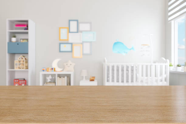 holz leere oberfläche mit verschwommenem babyzimmerhintergrund - spielzimmer fotos stock-fotos und bilder