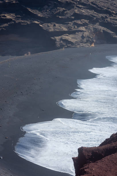 paisaje de la playa volcánica de el golfo en lanzarote, españa - lanzarote bay canary islands crater fotografías e imágenes de stock