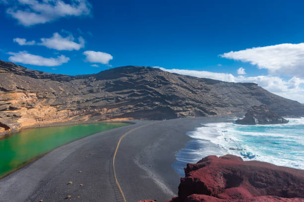 lago volcánico verde del charco de los clicos, lanzarote, islas canarias, españa - lanzarote bay canary islands crater fotografías e imágenes de stock