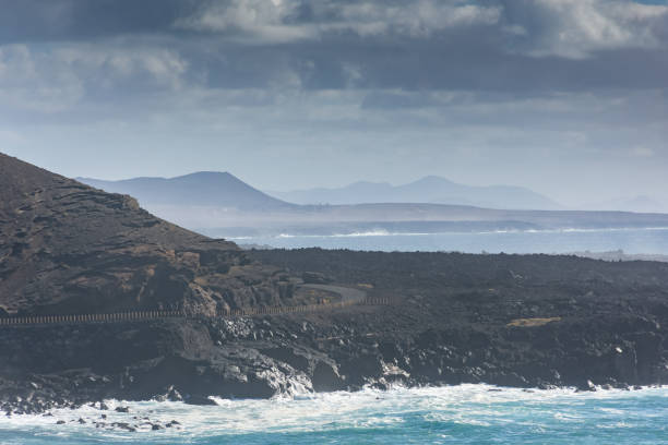 paisaje de la playa volcánica de el golfo en lanzarote, españa - lanzarote bay canary islands crater fotografías e imágenes de stock