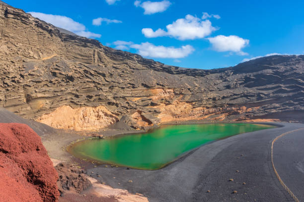 lago volcánico verde del charco de los clicos, lanzarote, islas canarias, españa - lanzarote bay canary islands crater fotografías e imágenes de stock