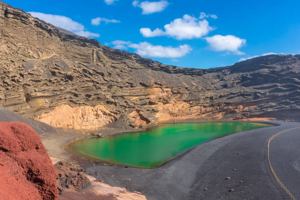 lac volcanique vert de charco de los clicos, lanzarote, îles canaries, espagne - lanzarote canary islands volcano green photos et images de collection