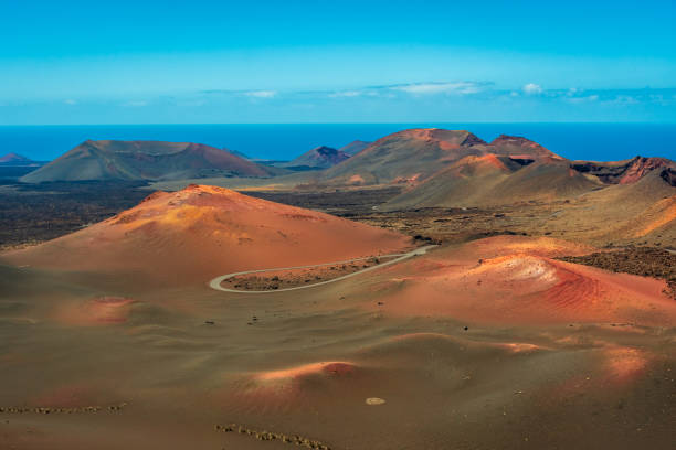 el increíble paisaje volcánico del parque nacional de timanfaya en lanzarote, islas canarias, españa - parque nacional de timanfaya fotografías e imágenes de stock