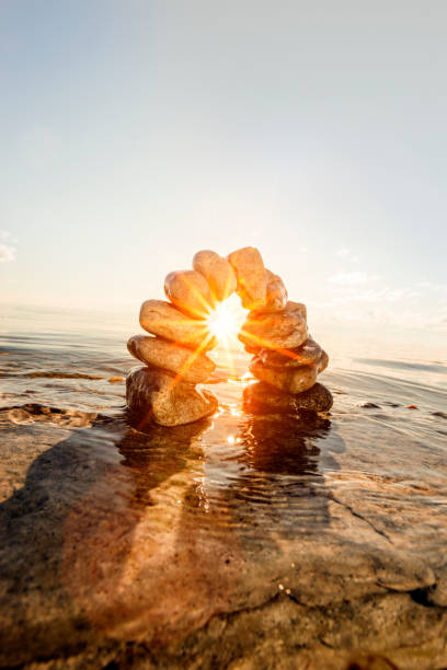 Steinbogen im Wasser mit Horizont über Wasser