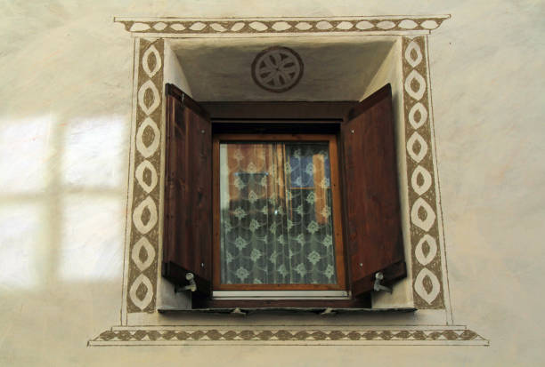 The style of traditional Engadin houses with their mighty stonewalls and funnel-shaped windows and elegant doors are impressive at first glance. Their soul lies in their artistic decorations, the Sgraffiti.