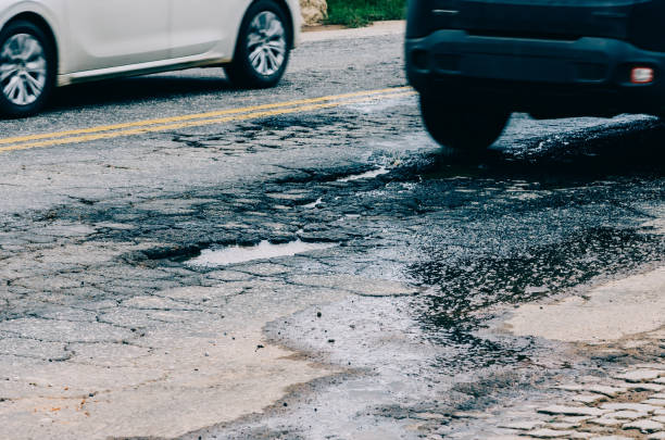 gran bache en medio de la carretera en una carretera en minas gerais, brasil - road street thoroughfare hole fotografías e imágenes de stock