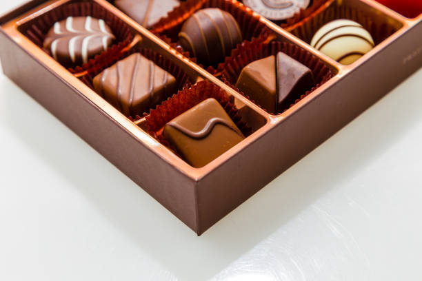 Braune Schachtel Schokolade mit verschiedenen Pralinen – Foto