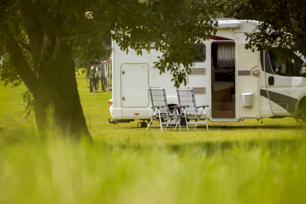 家族での休暇旅行の rv、キャンピングカーで旅行 - トラベルトレーラー ストックフォトと画像