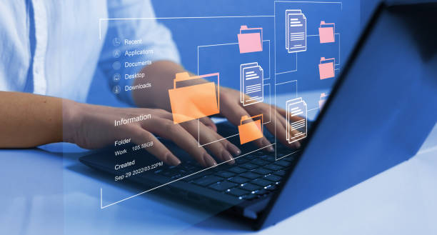 sistema de gestión documental o dms. consultor de tecnología de la información (ti) trabajando en portátil. concepto de tecnología de internet. software de automatización para archivar y gestionar eficientemente y la información de archivos. - legal system filing documents data warehouse fotografías e imágenes de stock