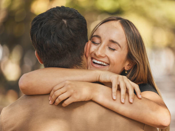 Love, hug and couple at park, nature or outdoors on date, vacation or holiday. Happy, smile and man and woman hugging, embrace or cuddle with affection or bonding while enjoying quality time together amor, abrazo y pareja en el parque, la naturaleza o al aire libre en una cita, vacaciones o vacaciones. feliz, sonríe y hombre y mujer abrazándose, abrazándose o acurrucándose con afecto o unión mientras disfrutan de tiempo de calidad juntos
