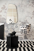 moderne-komposition-aus-industriellem-wohnzimmerinterieur-mit-stilvollem-spiegel-couchtisch.jpg?b=1&s=170x170&k=20&c=Aodvj5mQOn7r_mPQihQ9PXHNJhq_jUrqCq_Dnd7UMHI=