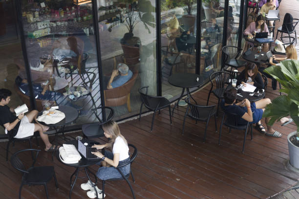 vista de alto ángulo de los tailandeses dentro y fuera de la cafetería starbucks - starbucks coffee coffee shop women fotografías e imágenes de stock