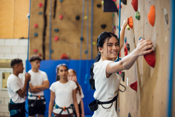 escalada parede de escalada indoor - climbing wall rock climbing holding reaching - fotografias e filmes do acervo