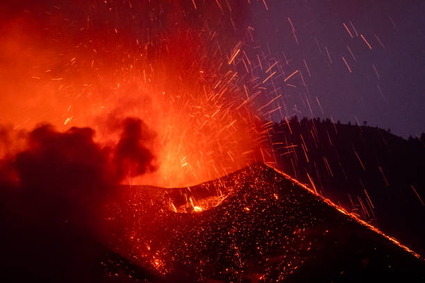 vulcão - explosin - fotografias e filmes do acervo