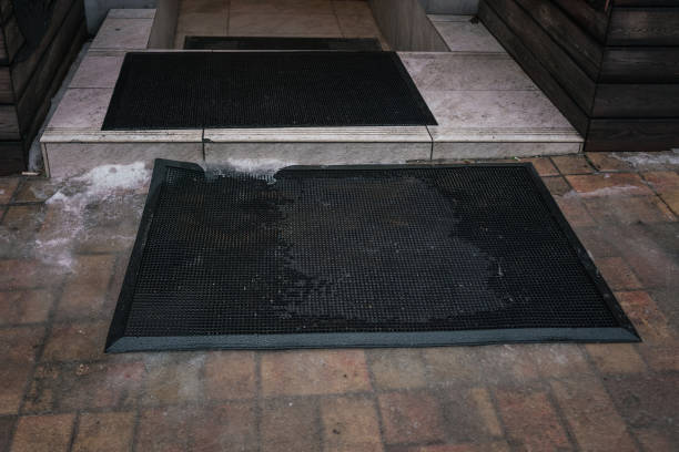 door mat lying on tiled floor outdoor of house entrance - rubber floor mat floor doormat imagens e fotografias de stock