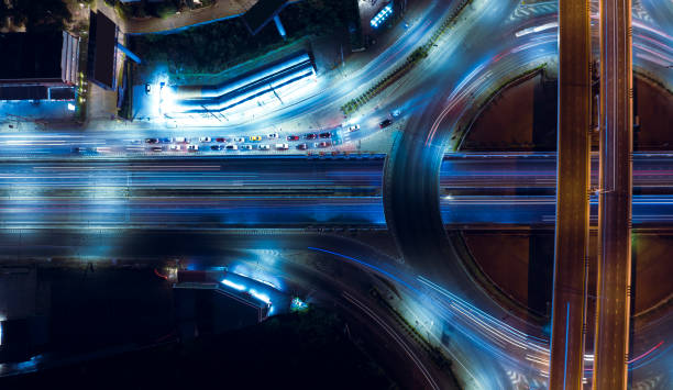 高速道路上面図、道路交通は重要インフラ、夜間の交差点道路上の自動車交通輸送、空撮都市景観 - road reflector ストックフォトと画像