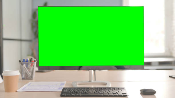 monitor chroma key com tela verde no office - chroma key fotos - fotografias e filmes do acervo