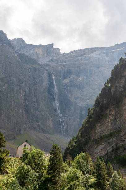 南フランスのガヴァルニー滝 - gavarnie falls ストックフォトと画像