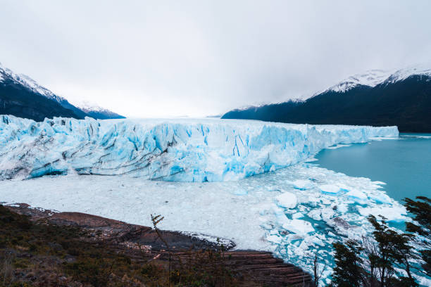 曇りの日のペリト・モレノ氷河の眺め - argentine glaciers national park ストックフォトと画像