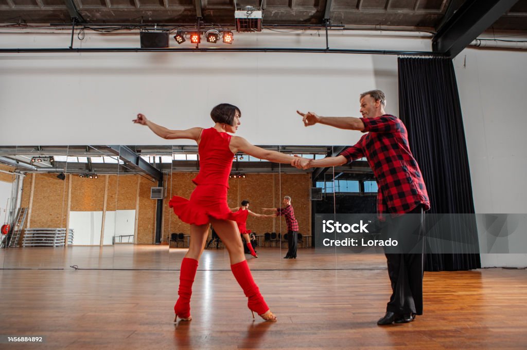 Hermosa Pareja Bailando Cha Cha Cha Juntos En Una Actuación Foto de stock y más banco de imágenes de 40-44 años - iStock Hermosa Pareja Bailando Cha Cha Cha Juntos En Una Actuación Foto de stock y más banco de imágenes de 40-44 años - iStock