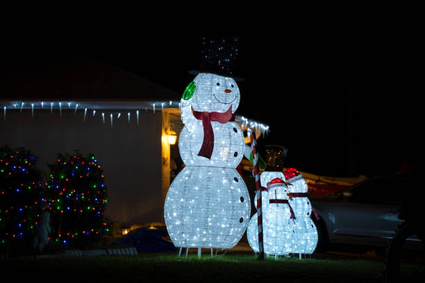 밝게 빛나는 크리스마스 장식이 있는 앞마당. 겨울 휴가를 위한 플로리다 가족 주택의 외부 장식 - florida orlando welcome sign greeting 뉴스 사진 이미지