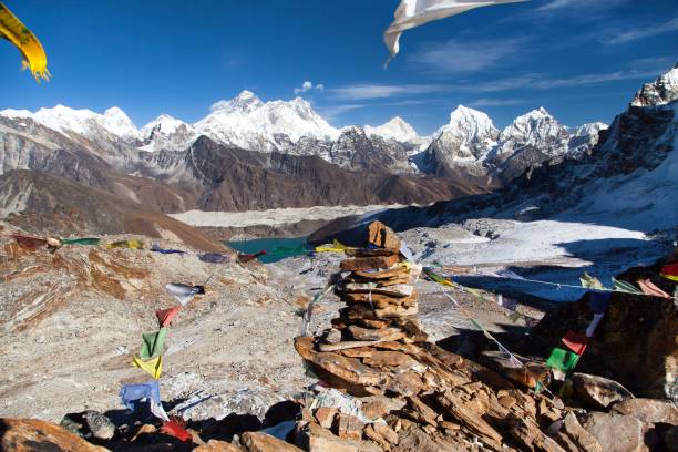 monti everest lhotse makalu con bandiere di preghiera buddiste - renjo la foto e immagini stock