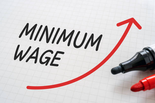 livro branco escrito "salário mínimo" com marcadores. - minimum wage - fotografias e filmes do acervo