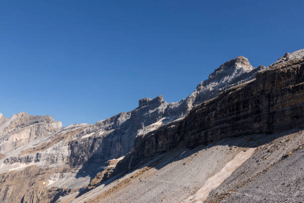 cirque de gavarnie desde el refugio sarradets - canyon rock mountain cliff fotografías e imágenes de stock