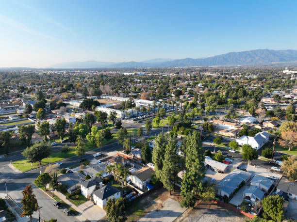 widok z lotu ptaka na miasto ontario w kalifornii z górami w tle - ontario zdjęcia i obrazy z banku zdjęć