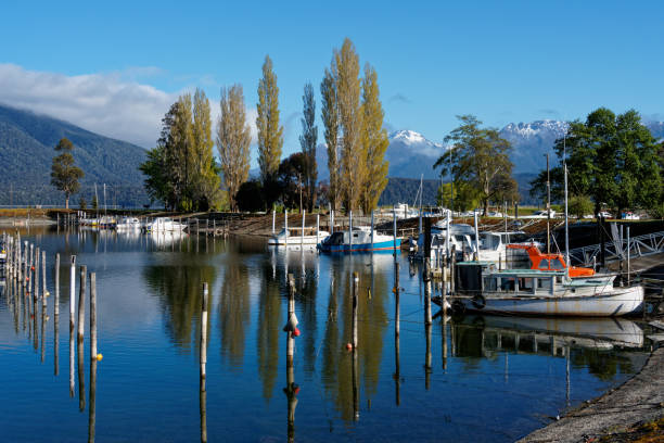 lake te anau waterfront and marina. - te anau imagens e fotografias de stock