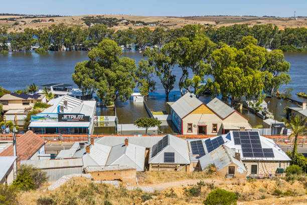 le imprese sul lato sbagliato dell'argine temporaneo a mannum vengono inondate dalle acque alluvionali. - floodwaters foto e immagini stock