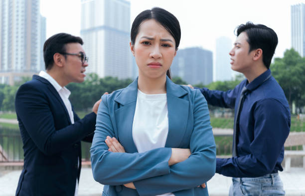 屋外のアジア人ビジネスマンのグループイメージ - 人間関係 疲れる 日本人 ストックフォトと画像